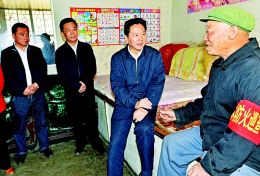 李小鹏调研关心农民安居访村民居住土窑洞(图)