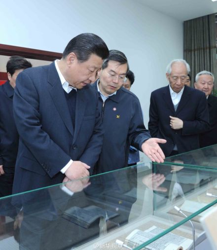 习近平到北大考察同师生真情互动