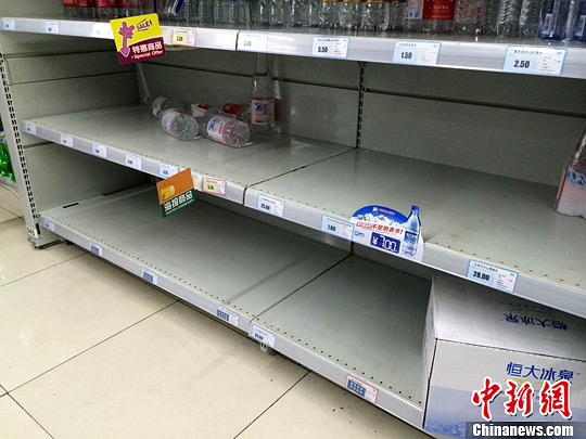 长江水质异常致江苏靖江停水当地现抢购矿泉水现象