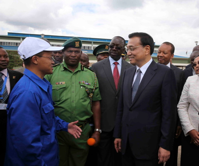 李克强参观肯国家青年服务队:青年就业是国家的希望