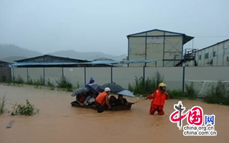 广东一工地遭洪水围困消防成功营救350人(图)