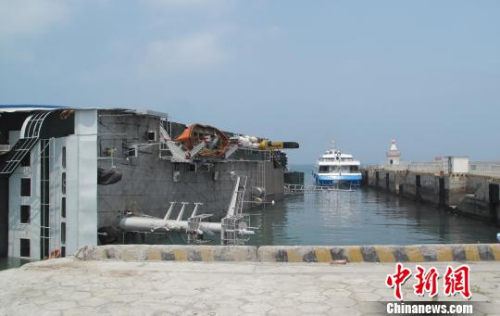 一货轮在广西涠洲岛码头侧翻2人失联1人正在施救