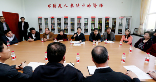 郭声琨与乌鲁木齐群众座谈:让暴恐分子成众矢之的