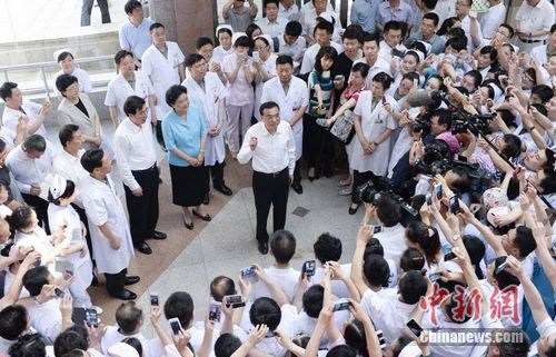 李克强看望孤残儿童肯定医护人员和义工工作