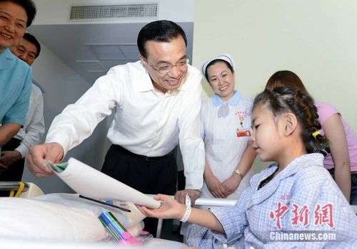 李克强:把社会关爱和制度保障作为送给孩子的节日礼物