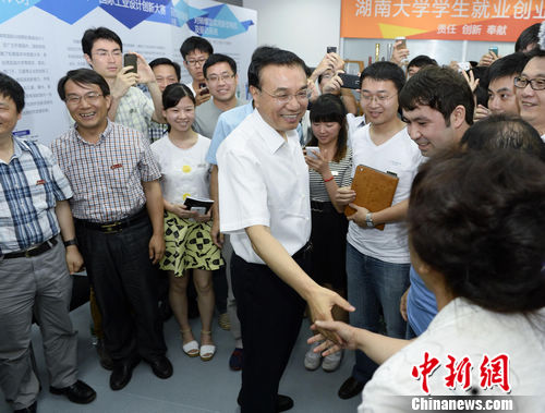 李克强赞创业大学生:有胆量了不起