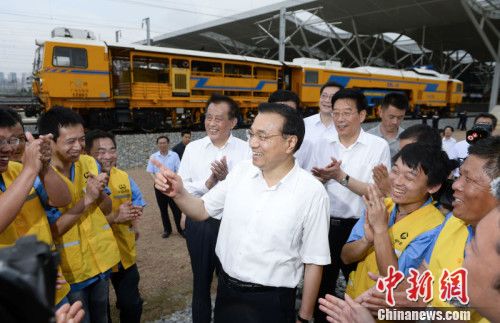 李克强:你们既是高铁建设者也将会是受益者