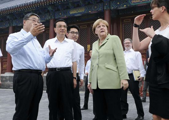 李克强同默克尔漫步天坛共话中德人文交流