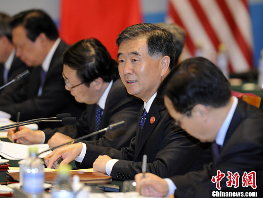 特写:汪洋讲短话解古语“汪氏幽默”逗笑全场