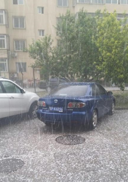 北京突遭暴雨局地冰雹大如乒乓球