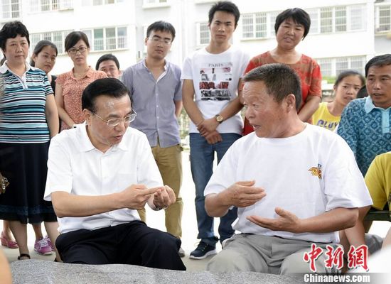 李克强与进城农民掰手指细数城镇化好处