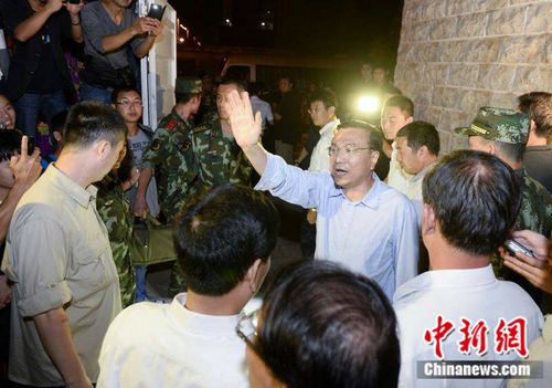 李克强夜察救灾物资调运保障叮嘱司机走夜路小心