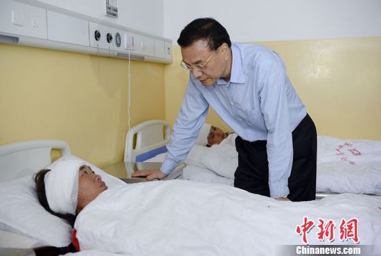 李克强看望地震伤员:住院救治费用全部由政府承担