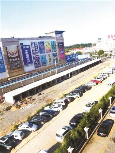 北京一家商场旁3天盖出43间违建房城管称正调查