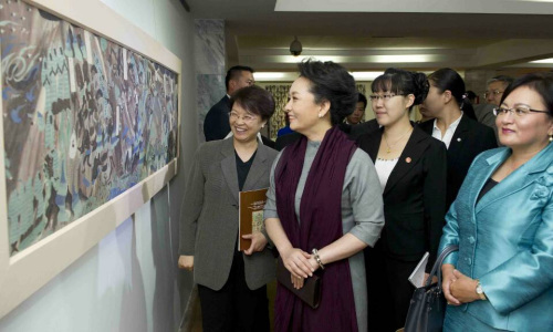 彭丽媛在蒙古国为中国文化周开幕式剪彩(图)