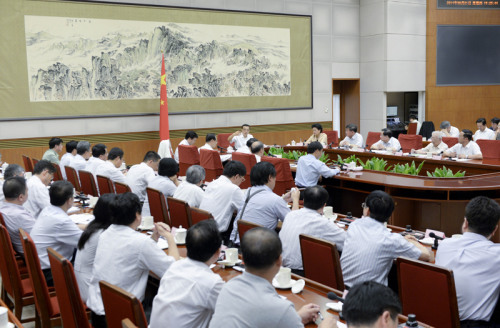 李克强同国家杰出青年科学基金获得者代表座谈(图)(2)