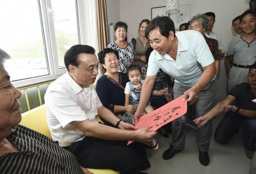 天津棚户区居民赠“字”李克强:一诺千金造福百姓
