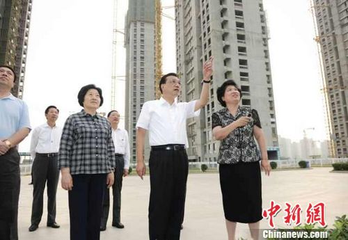 天津棚户区居民赠“字”李克强:一诺千金造福百姓