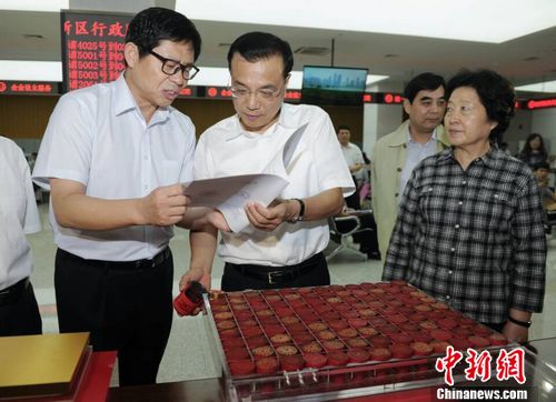 李克强在天津考察见证封存109枚审批公章