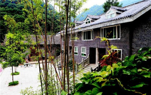 秦岭违建别墅多数人去楼空 村民称有"领导"建造