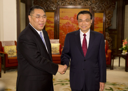 李克强向澳门特区行政长官崔世安颁发任命令(图)