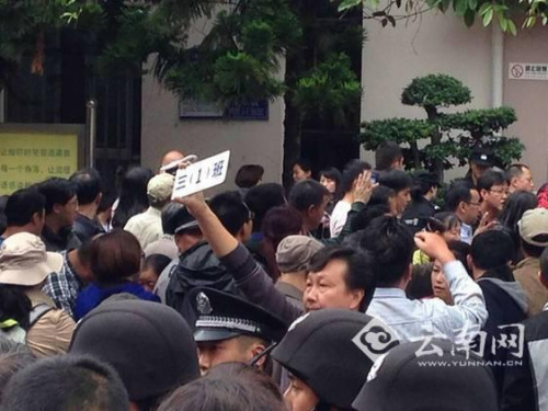 昆明市区一小学发生疑似踩踏事件已造成6死31伤