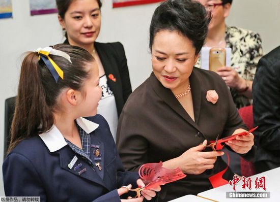 彭丽媛参观悉尼育文武女子学校受到师生热情迎接