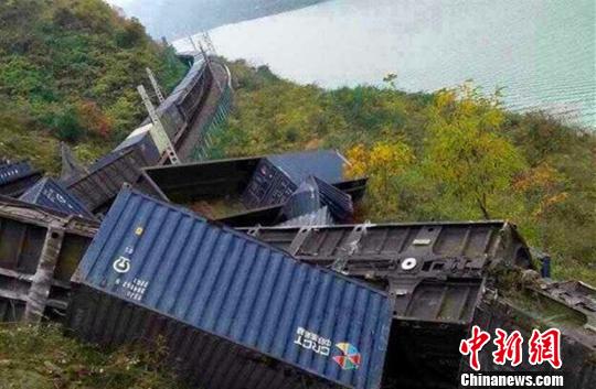 襄渝铁路货物列车脱轨事故造成两名司机死亡(图)