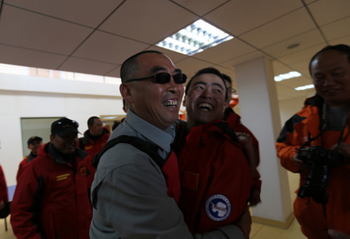 中国南极科考“雪龙”船抵达中山站外陆缘冰地带
