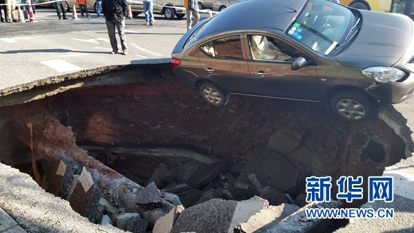 广州南北大动脉科韵路“地陷”轿车车轮陷入(图)