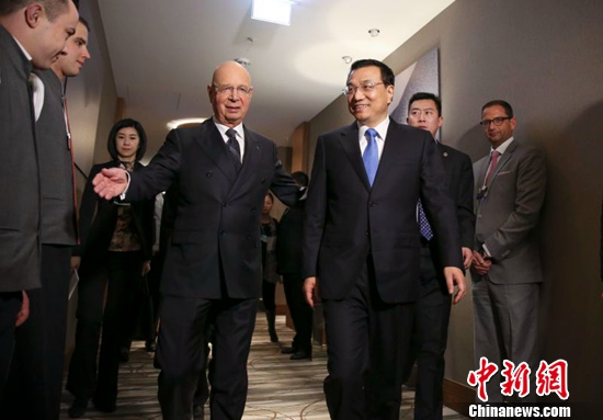 施瓦布第一时间欢迎李克强抵达达沃斯