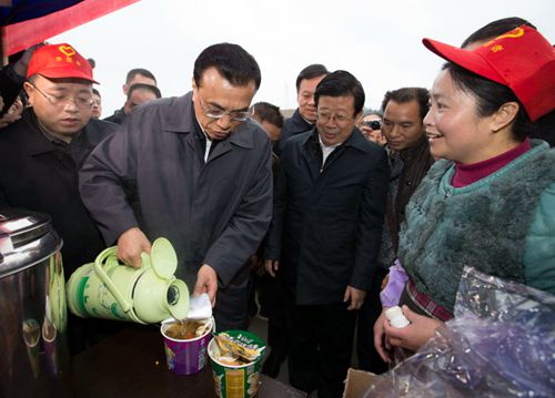 李克强为过年返乡农民工冲泡面(图)