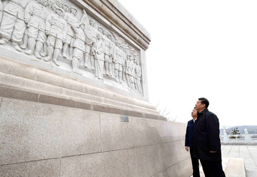 习近平向陕甘边革命根据地英雄纪念碑敬献花篮(图)