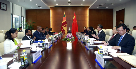 王毅与斯里兰卡外长萨马拉维拉举行会谈