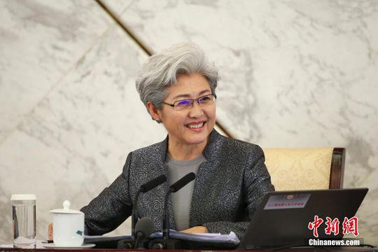 傅莹:今早拉开窗帘看到蓝天白云心里充满感动