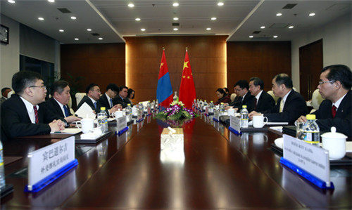 王毅与蒙古国外长普日布苏伦举行会谈