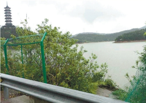 浙江东阳一副局长上班时间裸泳当事人已被停职记过