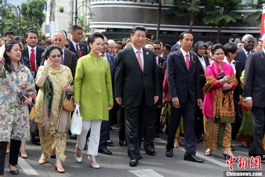 习近平同亚非领导人万隆“历史性步行”