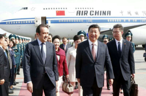 习近平抵达阿斯塔纳“拥抱式访问”哈萨克斯坦