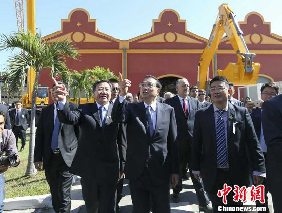 李克强在巴西参观中国装备制造业展览