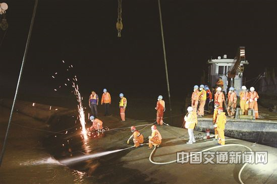 专家释疑:东方之星船长为何不选择抛锚停航