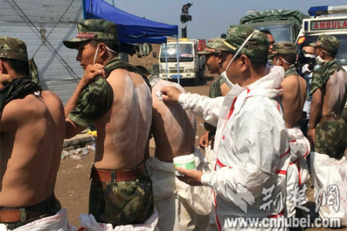 武警战士救援现场坚守6天脚底全是水泡(图)