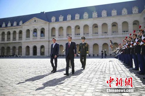法国总理举行隆重仪式欢迎李克强