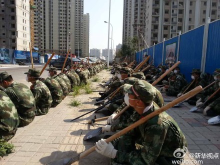 因天津爆炸现场气体有毒武警官兵后退200米待命