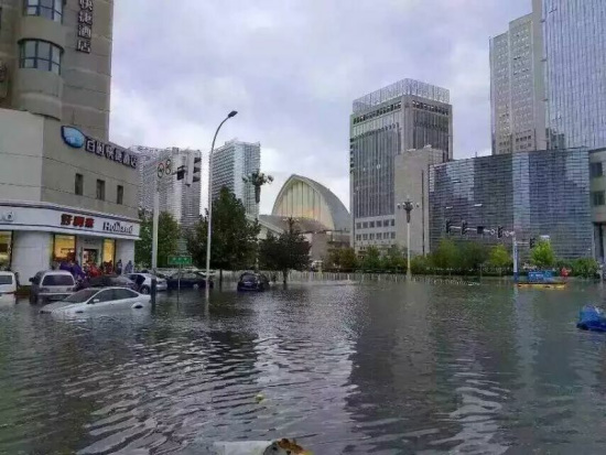 河北发布暴雨黄色预警石家庄多个路段出现积水