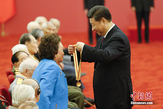 习近平颁发中国人民抗日战争胜利70周年纪念章