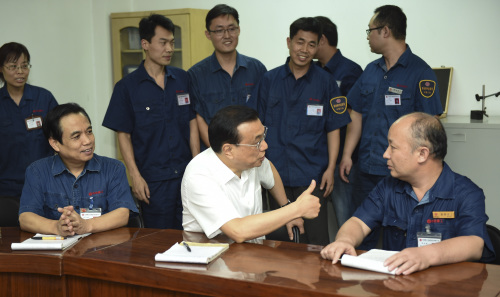 李克强洛阳问创新说创客工人称赞专注、专业