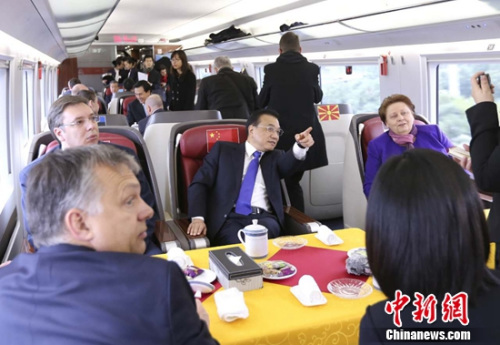 李克强与中东欧国家领导人共乘高铁
