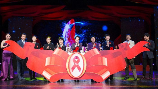 彭丽媛出席世界艾滋病日主题宣传活动(图)