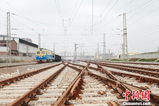综述:中国政府提前晒“对账单”接受监督自我加压